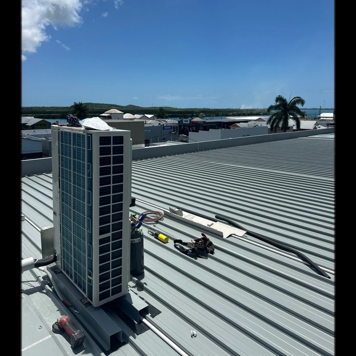Commercial rooftop air-conditioning equipment from Ocean Air Mackay’s service gallery