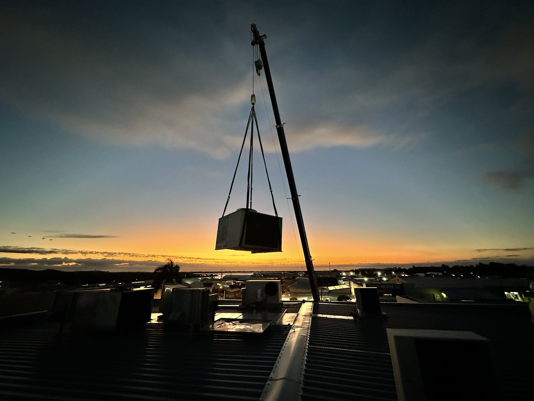 Rooftop package air-conditioning installation